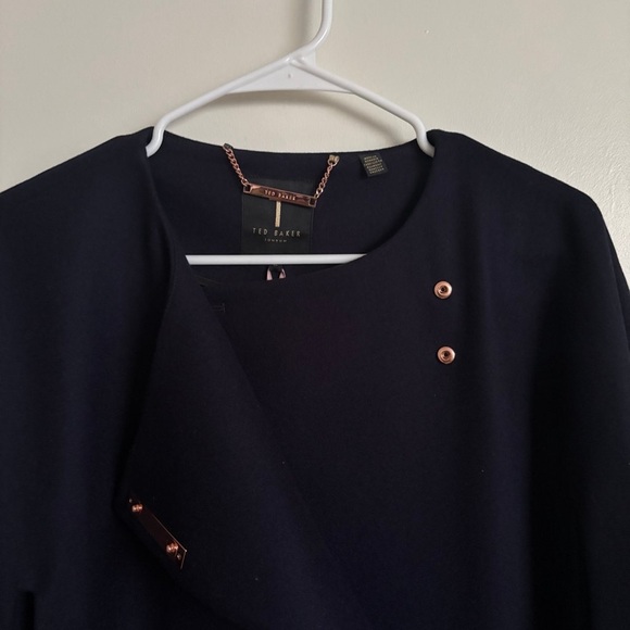 Chic Black Cape Coat – Modern Elegance Redefined
